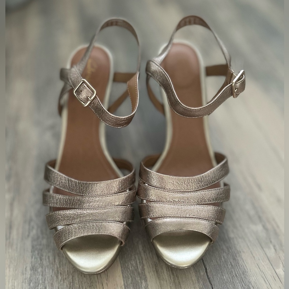 Clarks Women’s Size 9 Gold Metallic Mayra Poppy High Heel Shoes